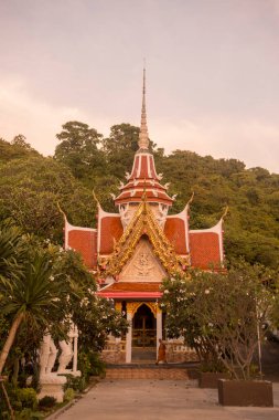 Phetchaburi şehrindeki Wat Tham Kaeo ya da Tayland 'ın Phetchaburi eyaletindeki Phetchaburi. Tayland, Phetburi, Kasım 2019