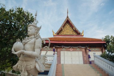 Phetchaburi şehrindeki Wat Tham Kaeo ya da Tayland 'ın Phetchaburi eyaletindeki Phetchaburi. Tayland, Phetburi, Kasım 2019
