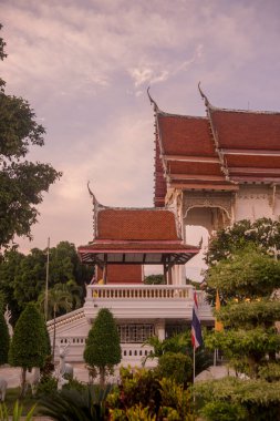 Phetchaburi şehrindeki Wat Tham Kaeo ya da Tayland 'ın Phetchaburi eyaletindeki Phetchaburi. Tayland, Phetburi, Kasım 2019