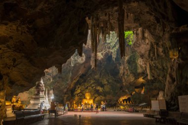 Büyük Buda, Tayland 'ın Phetchaburi eyaletindeki Wat Tham Khao Luang Mağarası' nda ya da Phetchaburi şehrinde bulunur. Tayland, Phetburi, Kasım 2019