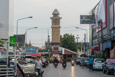 Phetchaburi şehir merkezindeki saat kulesi veya Tayland 'ın Phetchaburi eyaletindeki Phetchaburi. Tayland, Phetburi, Kasım 2019