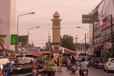 Phetchaburi şehir merkezindeki saat kulesi veya Tayland 'ın Phetchaburi eyaletindeki Phetchaburi. Tayland, Phetburi, Kasım 2019