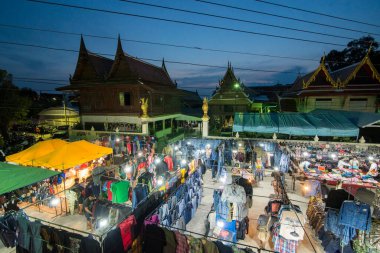 Phetchaburi şehrindeki Wat Sa Bua Tapınağı 'ndaki Nightmarket veya Tayland' daki Phetchaburi. Tayland, Phetburi, Kasım 2019