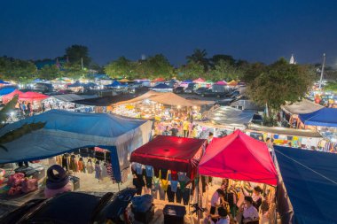 Phetchaburi şehrindeki Wat Sa Bua Tapınağı 'ndaki Nightmarket veya Tayland' daki Phetchaburi. Tayland, Phetburi, Kasım 2019
