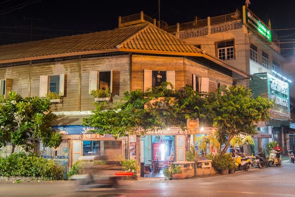 Tayland 'ın Phetchaburi kentindeki Phetchaburi şehrindeki eski bir ahşap evde. Tayland, Phetburi, Kasım 2019