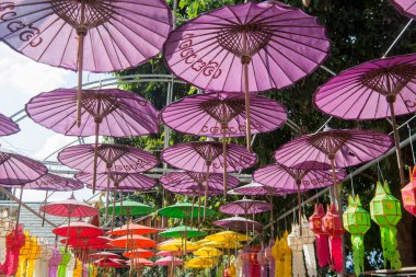 Tayland 'ın Chiang Raii şehrindeki Chiang Khong kasabasındaki Wat Phra Kaew Chiang Khong' daki umrellalar. Tayland, Chiang Khong, Kasım 2019