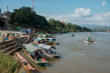  Tayland 'ın Chiang Raii şehrindeki Chiang Khong kasabasındaki Mekong Nehri' ndeki tekne limanı. Tayland, Chiang Khong, Kasım 2019