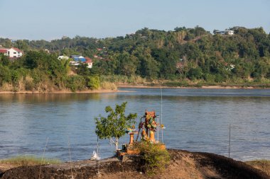 Tayland 'ın Chiang Raii şehrindeki Chiang Khong kasabasındaki Mekong Nehri' nde bir peyzaj tapınağı. Tayland, Chiang Khong, Kasım 2019