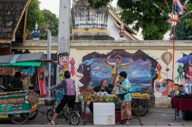 Tayland 'ın Chiang Raii şehrindeki Chiang Khong kasabasında Wat Phra Kaew Chiang Khong' un önünde bir gıda pazarı var. Tayland, Chiang Khong, Kasım 2019