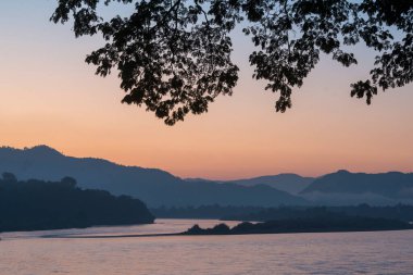 Tayland 'ın Chiang Raii şehrindeki Chiang Khong kasabasındaki Mekong Nehri' nin manzarası. Tayland, Chiang Khong, Kasım 2019