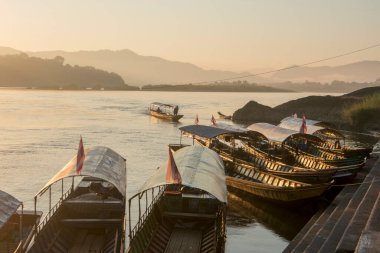 Tayland 'ın Chiang Raii şehrindeki Chiang Khong kasabasındaki Mekong Nehri' nin manzarası. Tayland, Chiang Khong, Kasım 2019