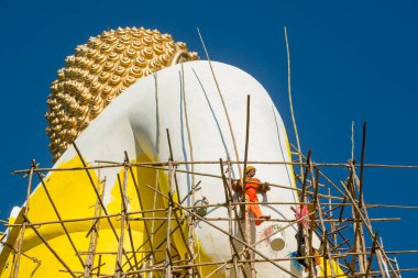 Büyük Buda, Tayland 'ın Chiang Raii şehrindeki Chiang Khong kasabasında Wat Phusawan' da inşaat halindedir. Tayland, Chiang Khong, Kasım 2019