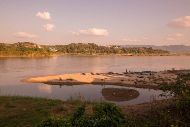 Tayland 'ın Chiang Raii şehrindeki Chiang Khong kasabasındaki Mekong Nehri' nin manzarası. Tayland, Chiang Khong, Kasım 2019