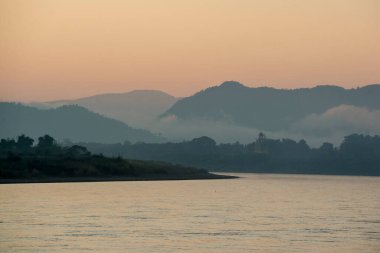 Tayland 'ın Chiang Raii şehrindeki Chiang Khong kasabasındaki Mekong Nehri' nin manzarası. Tayland, Chiang Khong, Kasım 2019