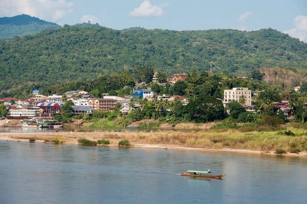 从泰国清莱省蒋洪镇的视野看湄公河上的老挝怀赛村 Thailand Chiang Khong November 2019 — 图库照片