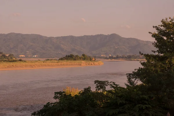 位于泰国清莱省蒋洪镇的湄公河上的风景 Thailand Chiang Khong November 2019 — 图库照片