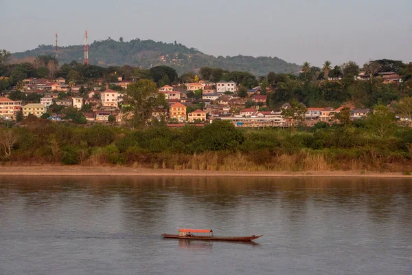 从泰国清莱省蒋洪镇的视野看湄公河上的老挝怀赛村 Thailand Chiang Khong November 2019 — 图库照片