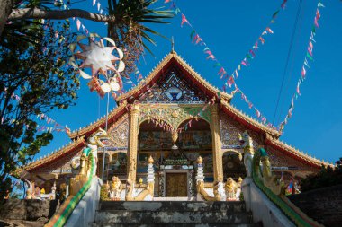 Lao Lao 'nun kuzeybatısındaki Mekong Nehri' nin manzarasından Lao 'daki Huay Xai köyündeki Wat Chomkao Manilat. Lao, Huay Xay, Kasım 2019