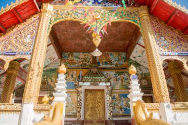 Lao Lao 'nun kuzeybatısındaki Mekong Nehri' nin manzarasından Lao 'daki Huay Xai köyündeki Wat Chomkao Manilat. Lao, Huay Xay, Kasım 2019