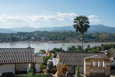 Lao Lao 'nun kuzeybatısındaki Huay Xai' deki Wat Chomkao Manilat 'tan Mekong Nehri ve Tayland' daki Chiang Khong sınırı manzarası. Lao, Huay Xay, Kasım 2019