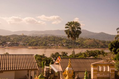 Lao Lao 'nun kuzeybatısındaki Huay Xai' deki Wat Chomkao Manilat 'tan Mekong Nehri ve Tayland' daki Chiang Khong sınırı manzarası. Lao, Huay Xay, Kasım 2019