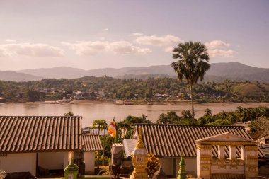 Lao Lao 'nun kuzeybatısındaki Huay Xai' deki Wat Chomkao Manilat 'tan Mekong Nehri ve Tayland' daki Chiang Khong sınırı manzarası. Lao, Huay Xay, Kasım 2019
