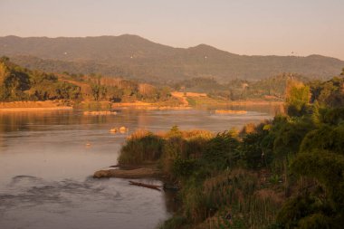 Lao Lao 'nun kuzeybatısındaki Huay Xai' den Mekong Nehri 'nin ve Tayland' daki Chiang Khong sınırının manzarası. Lao, Huay Xay, Kasım 2019