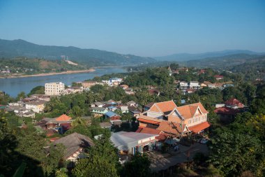 Lao Lao 'nun kuzeybatısındaki Huay Xai' den Mekong Nehri 'nin ve Tayland' daki Chiang Khong sınırının manzarası. Lao, Huay Xay, Kasım 2019
