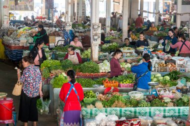Lao 'nun kuzeybatısındaki Lao' nun kuzeybatısındaki Mekong Nehri 'ndeki Lao köyündeki Huay Xai köyündeki sebze pazarında. Lao, Huay Xay, Kasım 2019