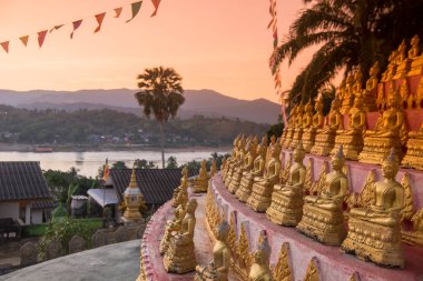 Lao Lao 'nun kuzeybatısındaki Mekong Nehri' nin manzarasından Lao 'daki Huay Xai köyündeki Wat Chomkao Manilat. Lao, Huay Xay, Kasım 2019