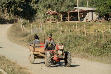 Lao 'nun kuzeybatısındaki Lao' nun kuzeybatısındaki Mekong Nehri 'ndeki Lao' daki Huay Xai köyünde bir traktör. Lao, Huay Xay, Kasım 2019