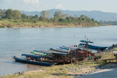 Lao 'nun kuzeybatısındaki Lao' dan Mekong Nehri 'nin kıyısındaki Huay Xay köyündeki tekne iskelesi. Lao, Huay Xay, Kasım 2019