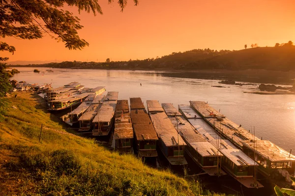 从老挝西北部的角度来看 在湄公河的老挝怀赛村的船坞 2019年11月 — 图库照片