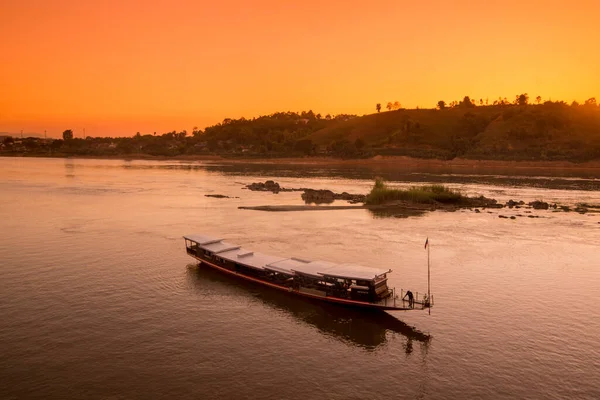 从老挝西北部的角度出发 在湄公河的老挝怀赛村的一艘运输船 2019年11月 — 图库照片