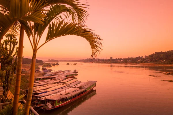 ラオスの北西のビューからメコン川でラオスのフエXayの村のボート桟橋 ラオス フエイXay 2019年11月 — ストック写真