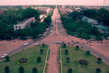 Patuxai kemerinin tepesinden Laos 'un güneydoğusundaki Vientiane şehrindeki Park' a. Lao, Vientiane, Temmuz 1996