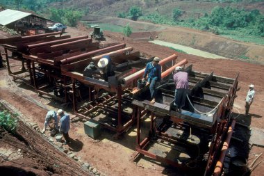 Lao Lao 'nun kuzeybatısındaki Huay Xai kasabası yakınlarında bir Safir madeni. Lao, Huay Xay, Temmuz 1996
