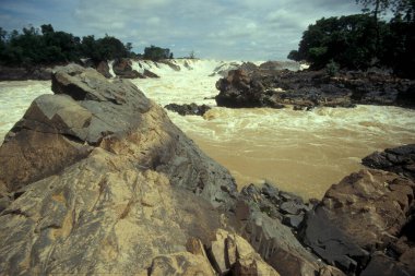Lao 'nun güneyindeki Don Khong köyündeki Mekong Nehri' nin Khon Phapheng Şelaleleri. Lao, Don Khon, Temmuz 1996