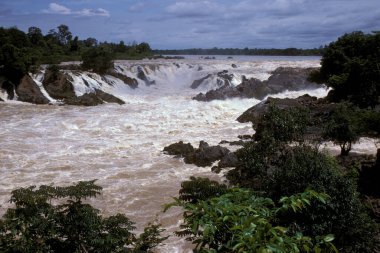Lao 'nun güneyindeki Don Khong köyündeki Mekong Nehri' nin Khon Phapheng Şelaleleri. Lao, Don Khon, Temmuz 1996