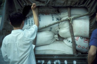 Lao 'nun kuzeyindeki Boten, Lao' daki Borter China 'dan Lao' ya kadar bir sınır kontrol noktası. Lao, Boten, Temmuz 1996