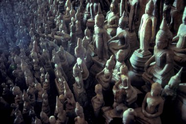 Lao 'nun kuzeyindeki Vientiane şehrinin kuzeyindeki Pak Ou Buda mağarası. Lao, Luang Prabang, Temmuz 1996