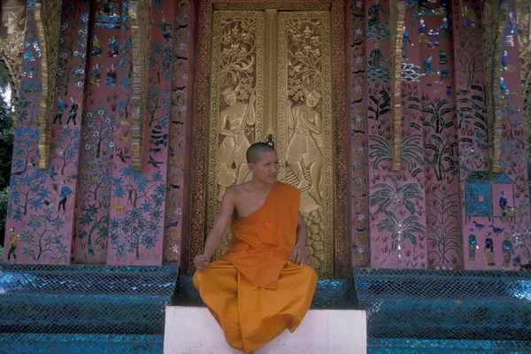 Een Monnik Aan Wat Xieng Thong Stad Luang Prabang Lao — Stockfoto