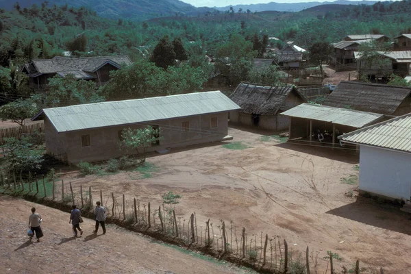 ラオス北部のルアンナムタ省のムアンシン村 1996年7月ラオス パクセ — ストック写真