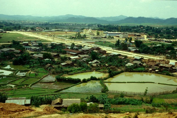 在老挝北部 是老挝熊库纳格省丰萨万镇的中心 Lao Phonsavan July 1996 — 图库照片