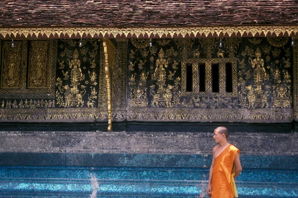 Een Monnik Aan Wat Xieng Thong Stad Luang Prabang Lao — Stockfoto