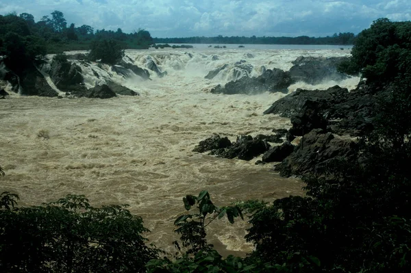 ラオスの南に位置するラオスのドンコン村のメコン川のコンフェンの滝 ラオスドン コーン1996年7月 — ストック写真