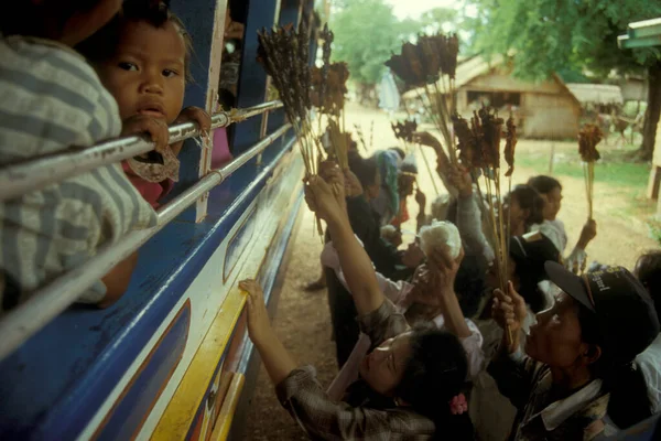 Gente Vende Comida Estación Autobuses Ciudad Pakse Provincia Champasak Lao — Foto de Stock