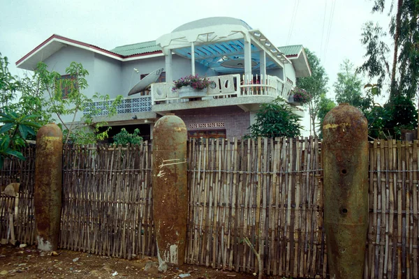ラオス北部のラオスの省Xieng Khunagのフォンサワン町の中心部の家の前に爆弾の装飾 ラオス フォンサワン 1996年7月 — ストック写真