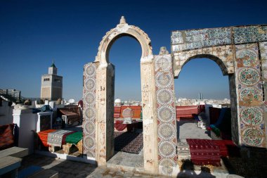 Tunus 'un kuzeyinde, Tunus' un Medine 'sindeki Ez Zitouna veya El Zaytuna Camii önünde bir halı dükkânı ve üretim, Mart 2009