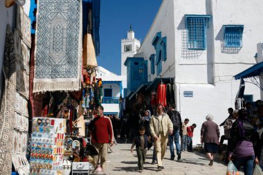 Eski Sidi Bou kasabasındaki Sidi Bou Camii Kuzey Afrika, Tunus 'un kuzeyindeki Tunus yakınlarındaki Sidi Bou Said, Mart 2009